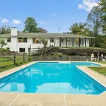 Comfort, Fun, & Charming - 5Br Oasis With Pool