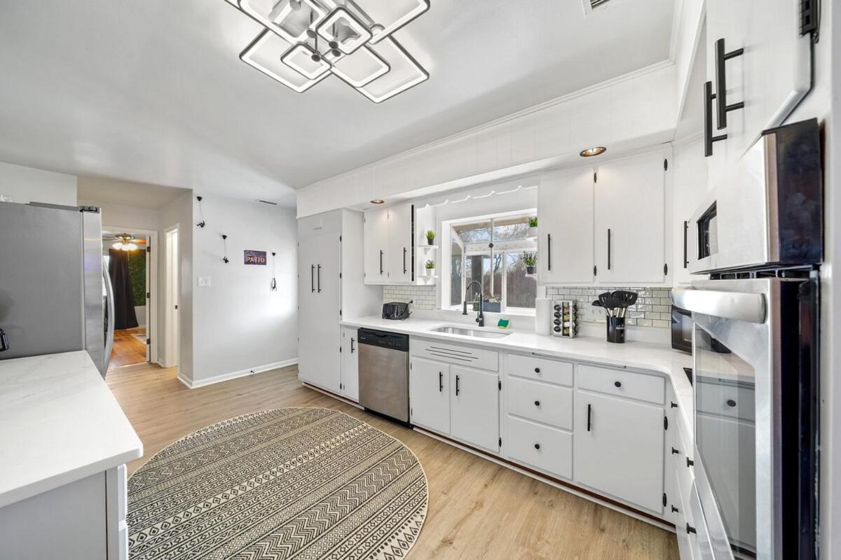 Comfort, Fun, & Charming - 5br Oasis With Pool Apartment *