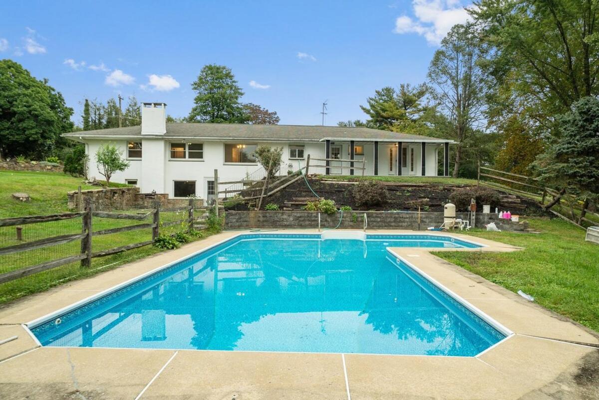 Apartment Comfort, Fun, & Charming - 5br Oasis With Pool