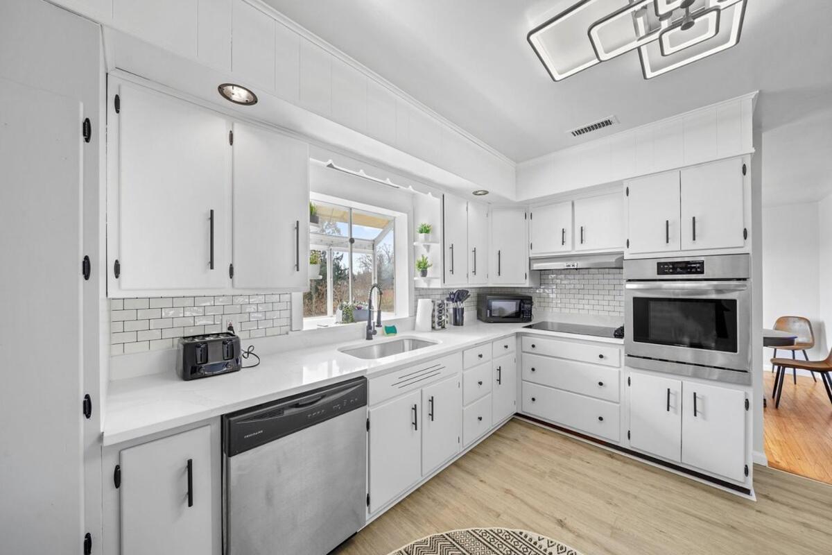 Comfort, Fun, & Charming - 5br Oasis With Pool *